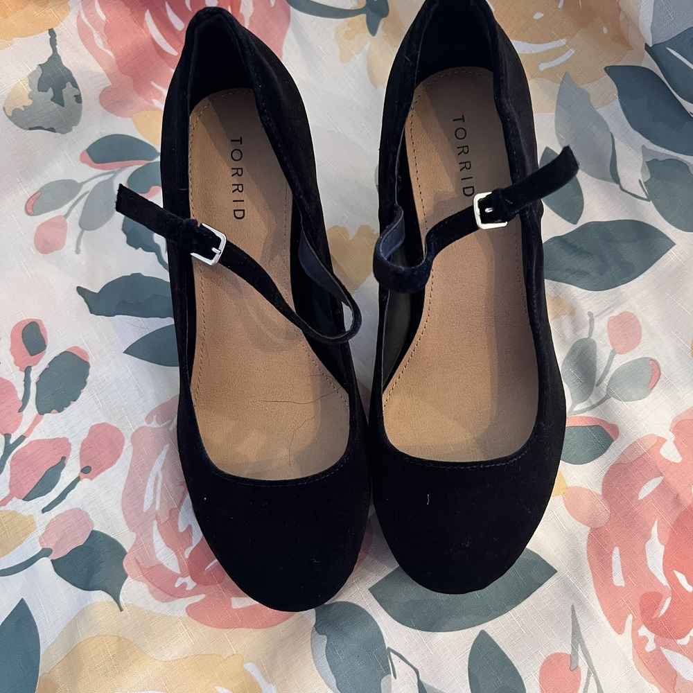 Torrid Velvet Pumps Size 11 Wide Black